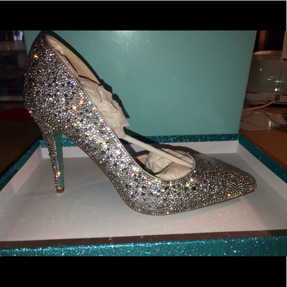 Betsey Johnson-HAZIL PUMP (silver +blue bottom)